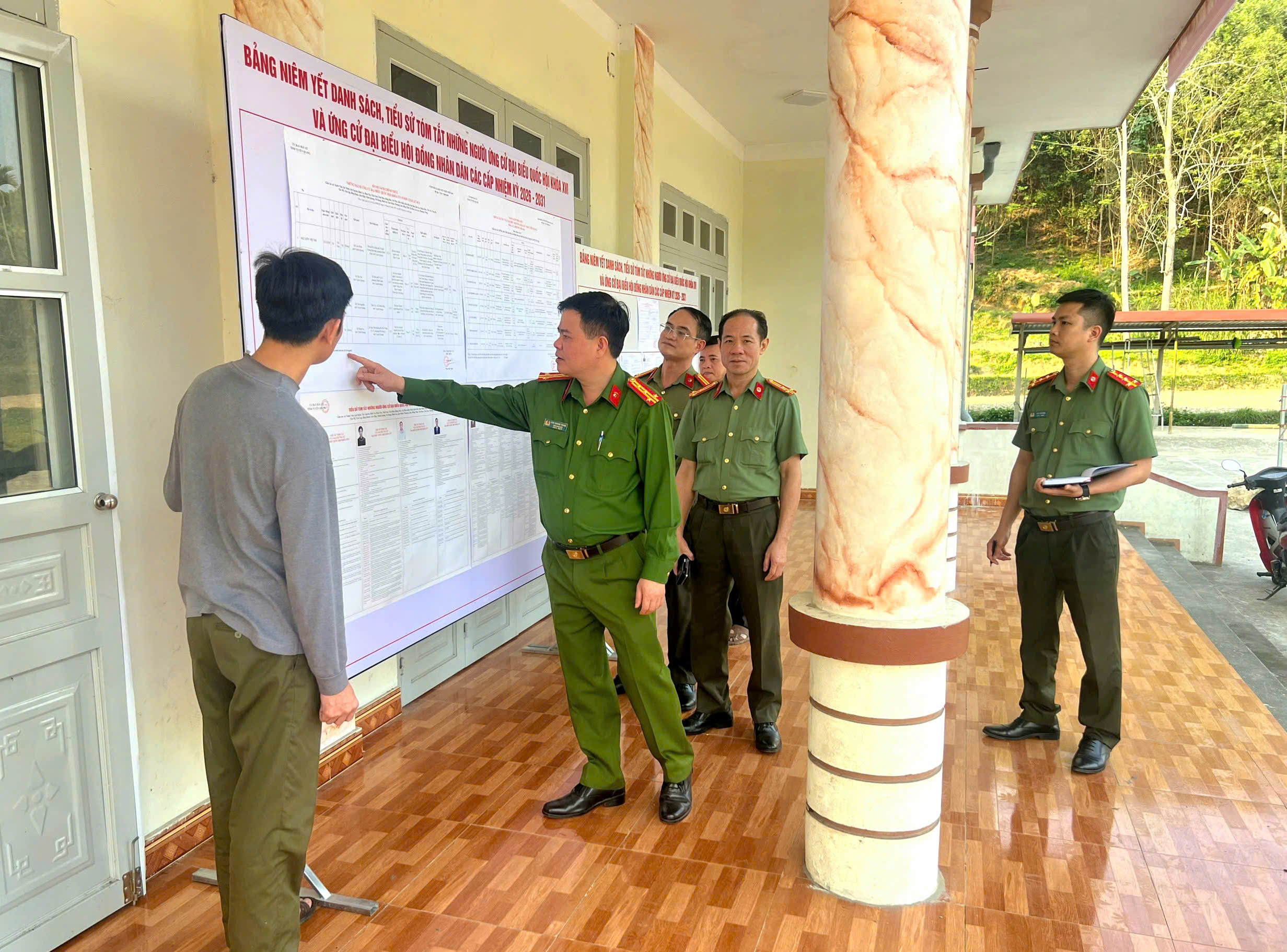 ĐỒNG CHÍ PHÓ GIÁM ĐỐC CÔNG AN TỈNH KIỂM TRA CÔNG TÁC ĐẢM BẢO ANTT PHỤC VỤ BẦU CỬ XÃ TÂN MỸ