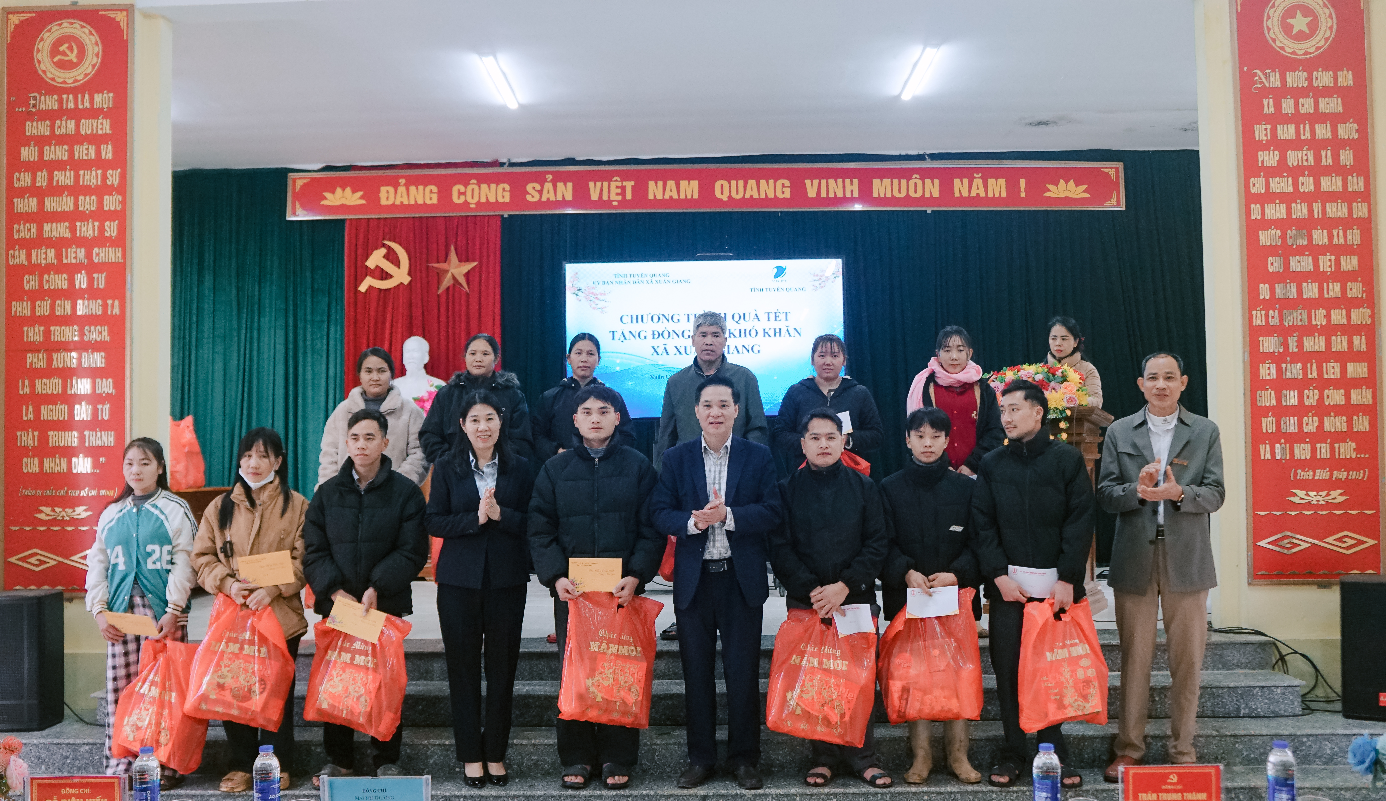 Trao tặng quà Tết cho các hộ gia đình khó khăn tại xã Xuân Giang