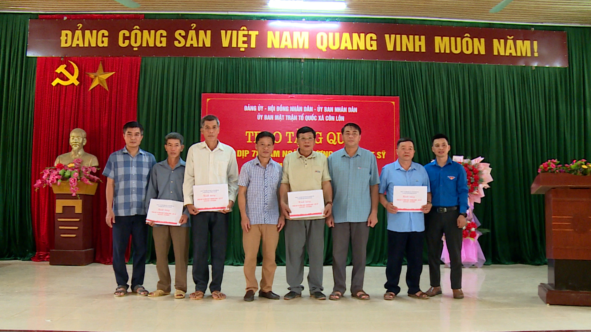 Xã Côn Lôn tặng quà đình chính sách, người có công nhân kỷ niệm 78 năm Ngày Thương binh - Liệt sĩ 