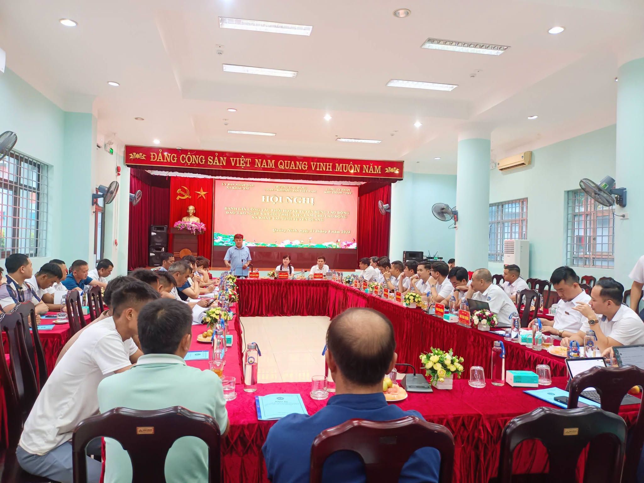 Khâu Vai học tập kinh nghiệm đào tạo nghề, giải quyết việc làm tại Quảng Ninh