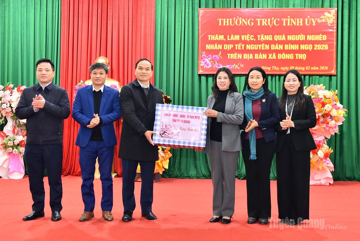 pho-bi-thu-thuong-truc-tinh-uy-le-thi-kim-dung-lam-viec-voi-xa-dong-tho-chuc-tet-va-tang-qua-cac-ho-ngheo-3_20260209155352.jpg