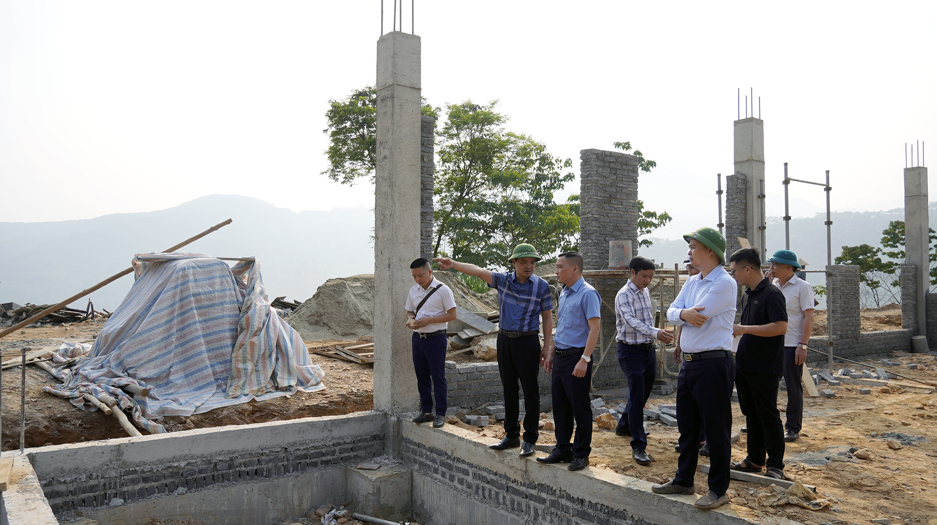 Ban quản l&yacute; đầu tư tỉnh l&agrave;m việc (5).JPG