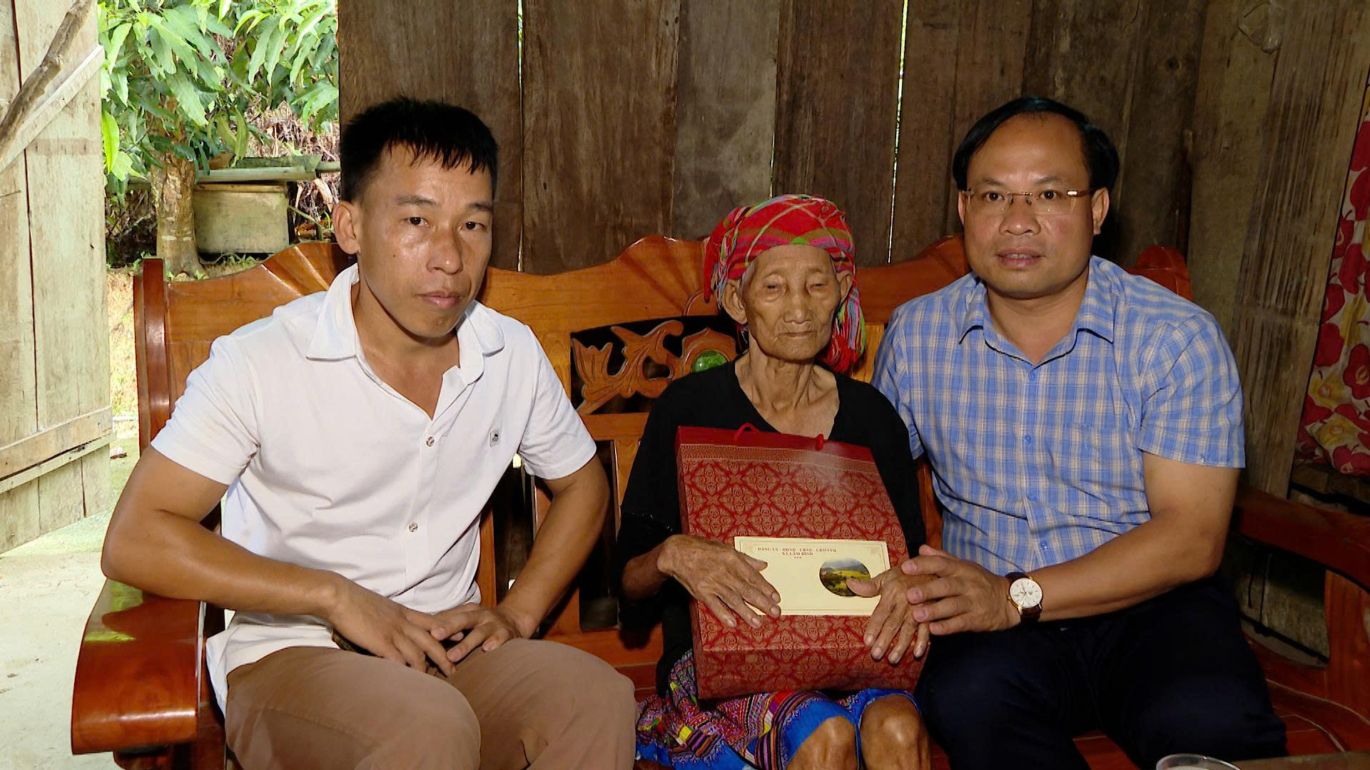 Đồng chí Âu Thế Thái, Ủy viên Ban Chấp hành Đảng bộ tỉnh, Bí thư Đảng ủy xã Lâm Bình tặng quà người cao tuổi trên địa bàn xã