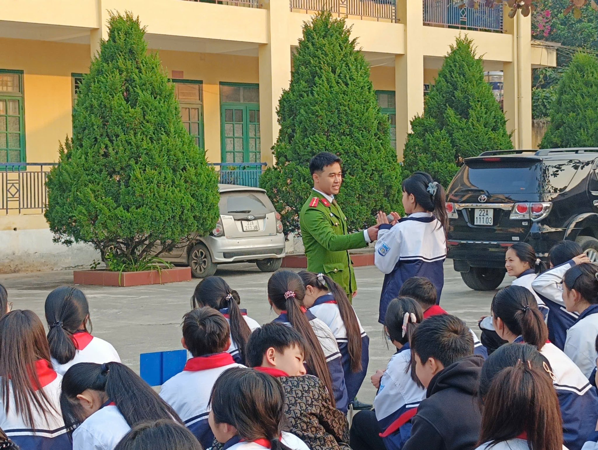 CÔNG AN XÃ TÂN LONG TỔ CHỨC TUYÊN TRUYỀN GIÁO DỤC PHÁP LUẬT CHO HỌC SINH 