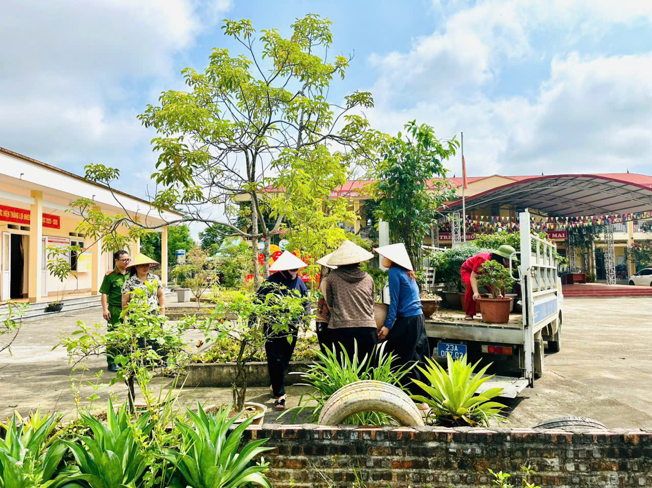 TRường MN Vtuy xe.jpg
