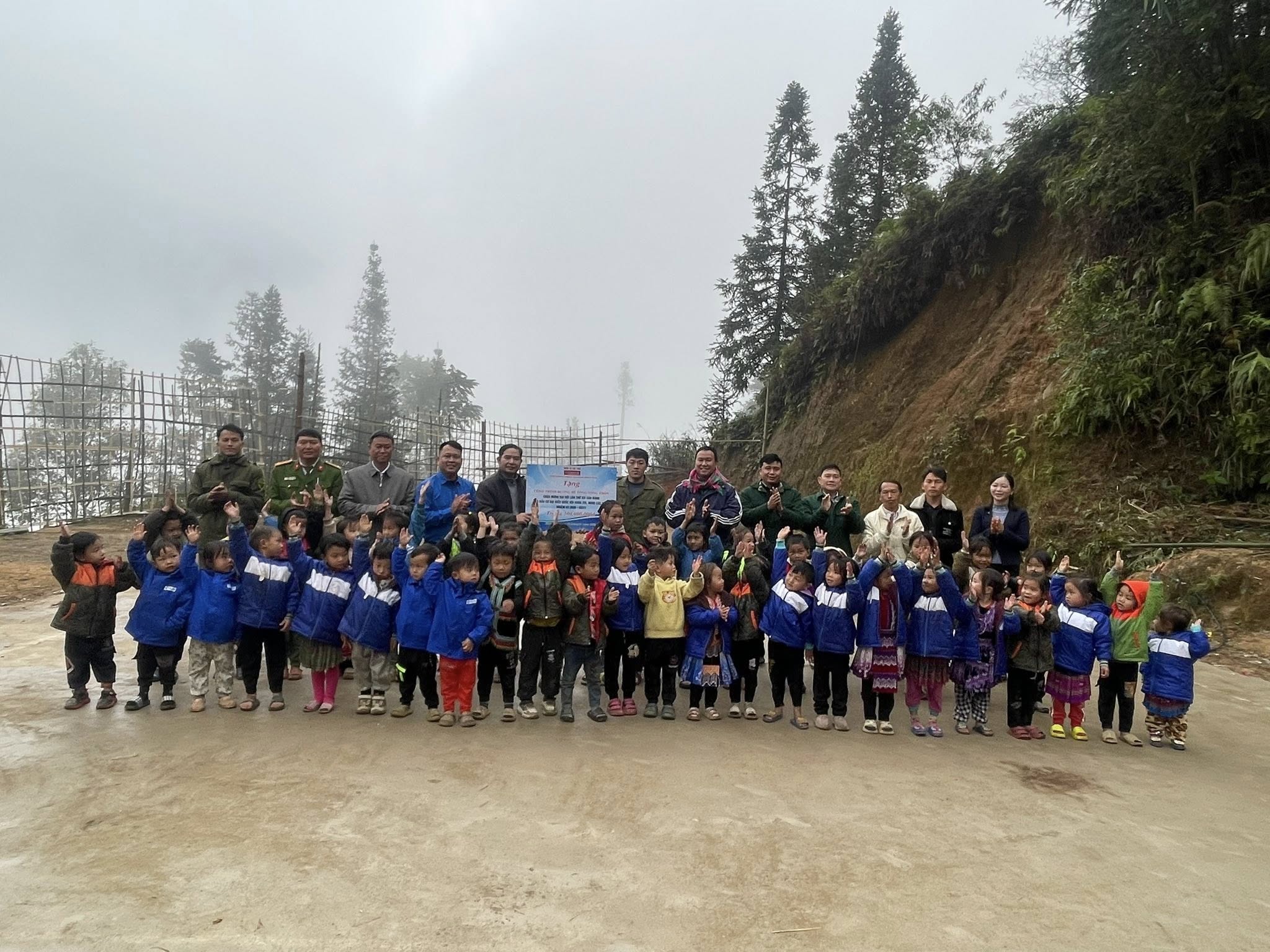 NIỀM VUI TỪ NHỮNG BƯỚC CHÂN EM TRÊN CON ĐƯỜNG ĐẾN TRƯỜNG TẠI ĐIỂM TRƯỜNG XỈN KHÂU - XÃ NẤM DẨN