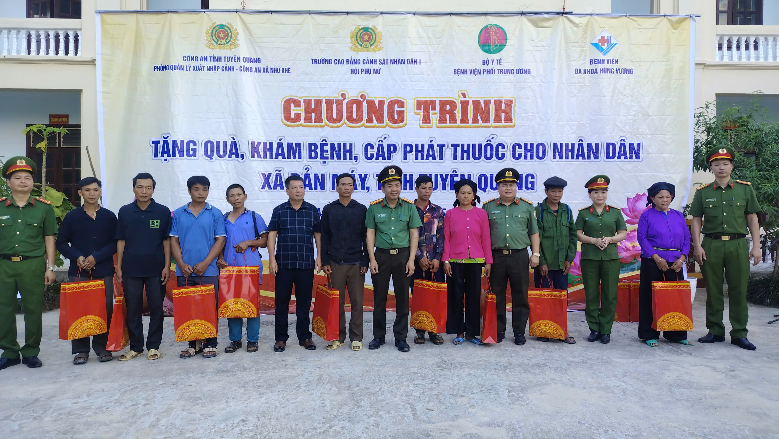 CÔNG AN TỈNH TUYÊN QUANG TỔ CHỨC NHIỀU HOẠT ĐỘNG Ý NGHĨA TẠI XÃ BẢN MÁY