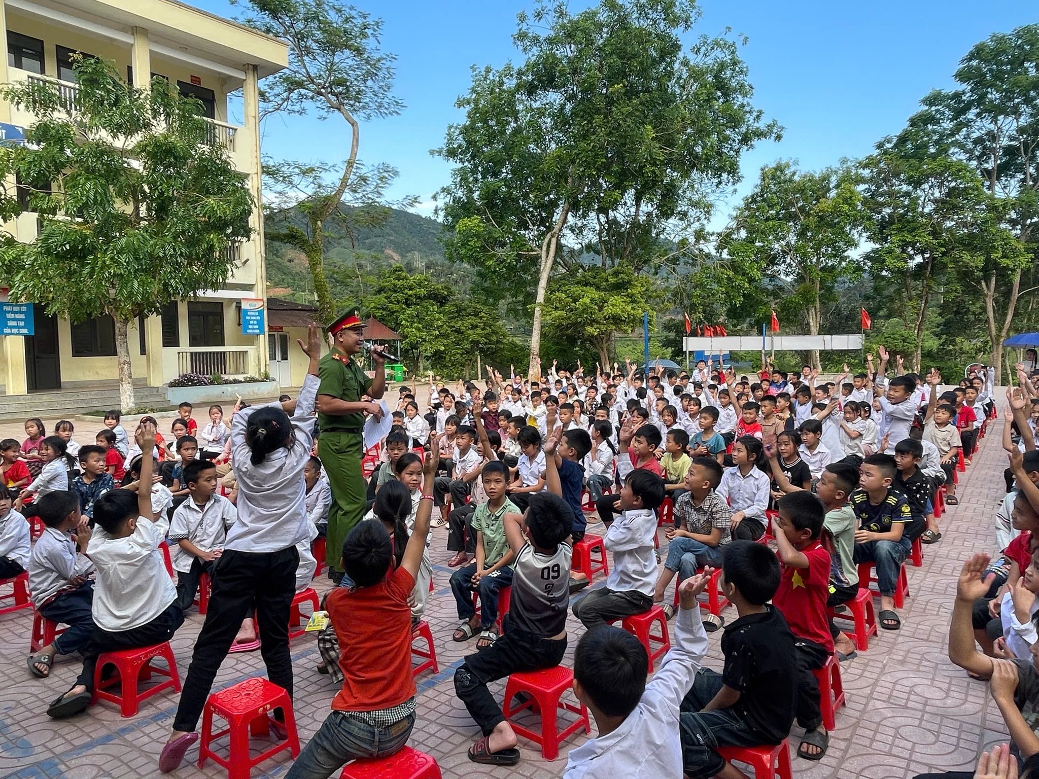 CÔNG AN XÃ THƯỢNG SƠN PHỐI HỢP TUYÊN TRUYỀN PHÁP LUẬT TẠI TRƯỜNG PTDTBT TIỂU HỌC A THƯỢNG SƠN