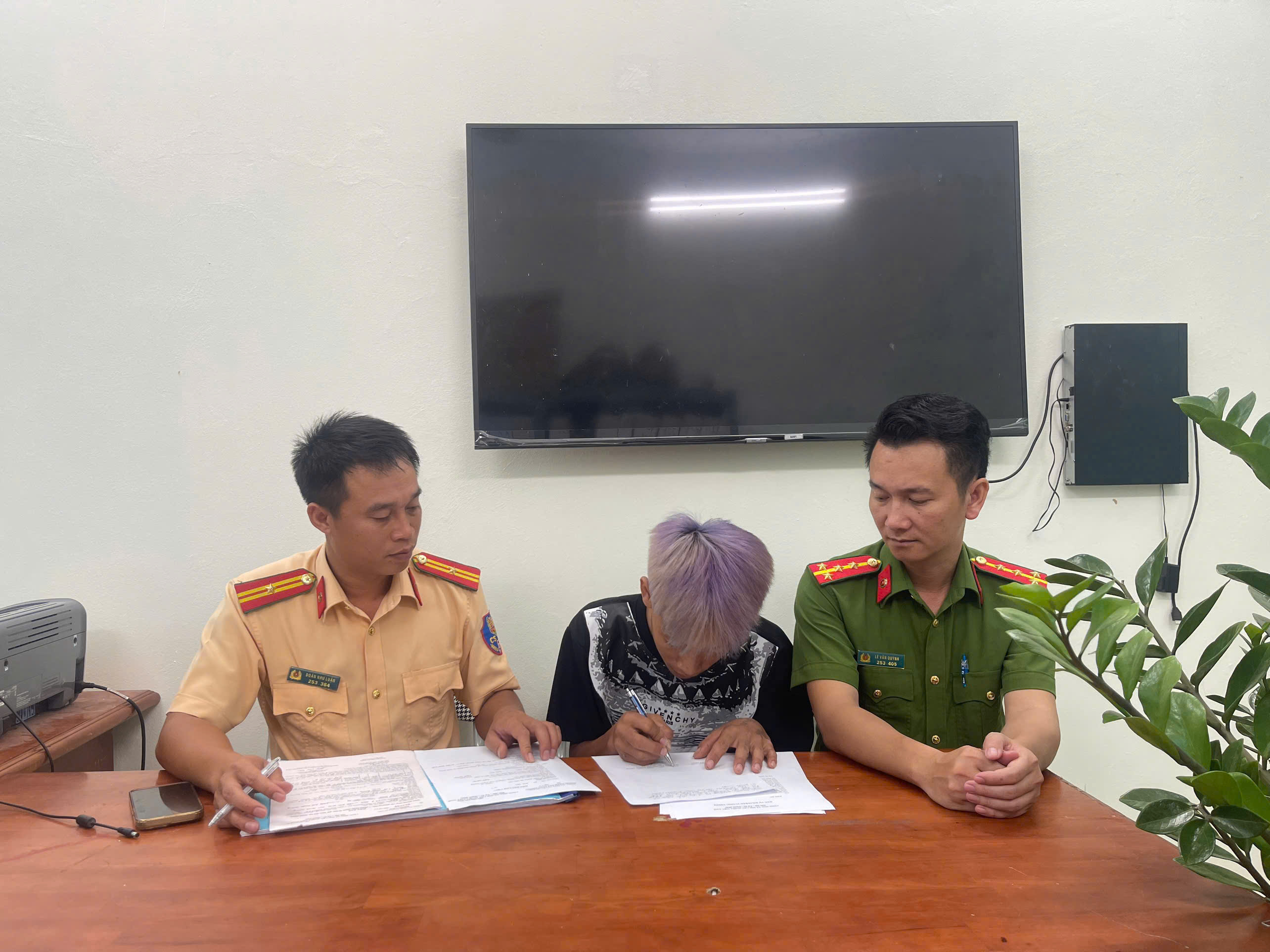 CÔNG AN XÃ MINH QUANG PHỐI HỢP XÁC MINH, XỬ LÝ TRƯỜNG HỢP THANH THIẾU NIÊN VI PHẠM TRẬT TỰ, AN TOÀN GIAO THÔNG