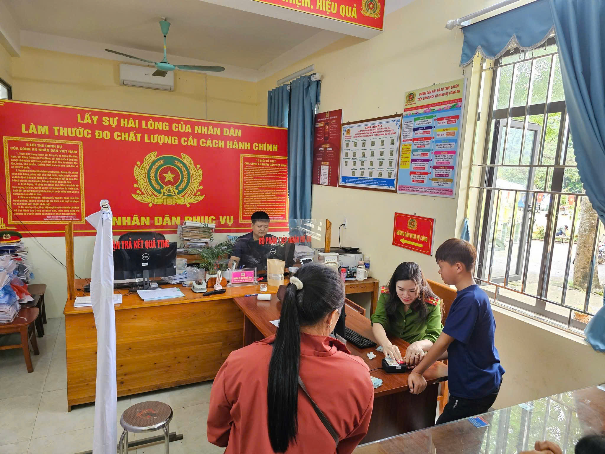 CÔNG AN XÃ TÂN QUANG PHỤC VỤ NHÂN DÂN XUYÊN DỊP NGHỈ LỄ