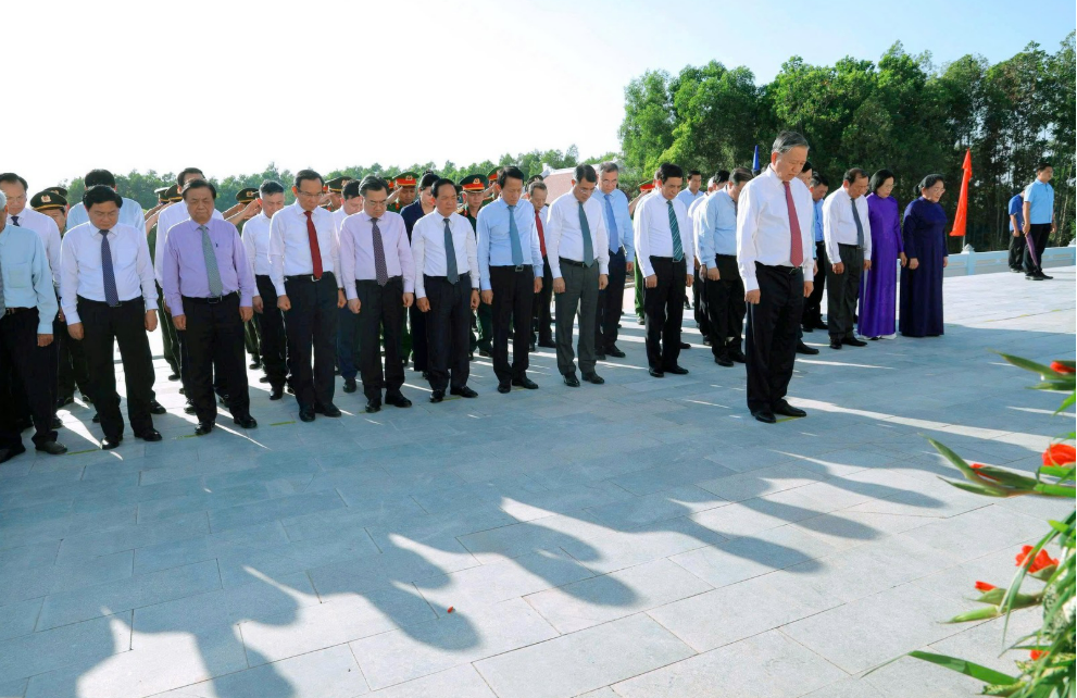 TỔNG BÍ THƯ TÔ LÂM DÂNG HƯƠNG TẠI KHU DI TÍCH LICH SỬ VĂN HÓA CĂN CỨ BÀU RONG