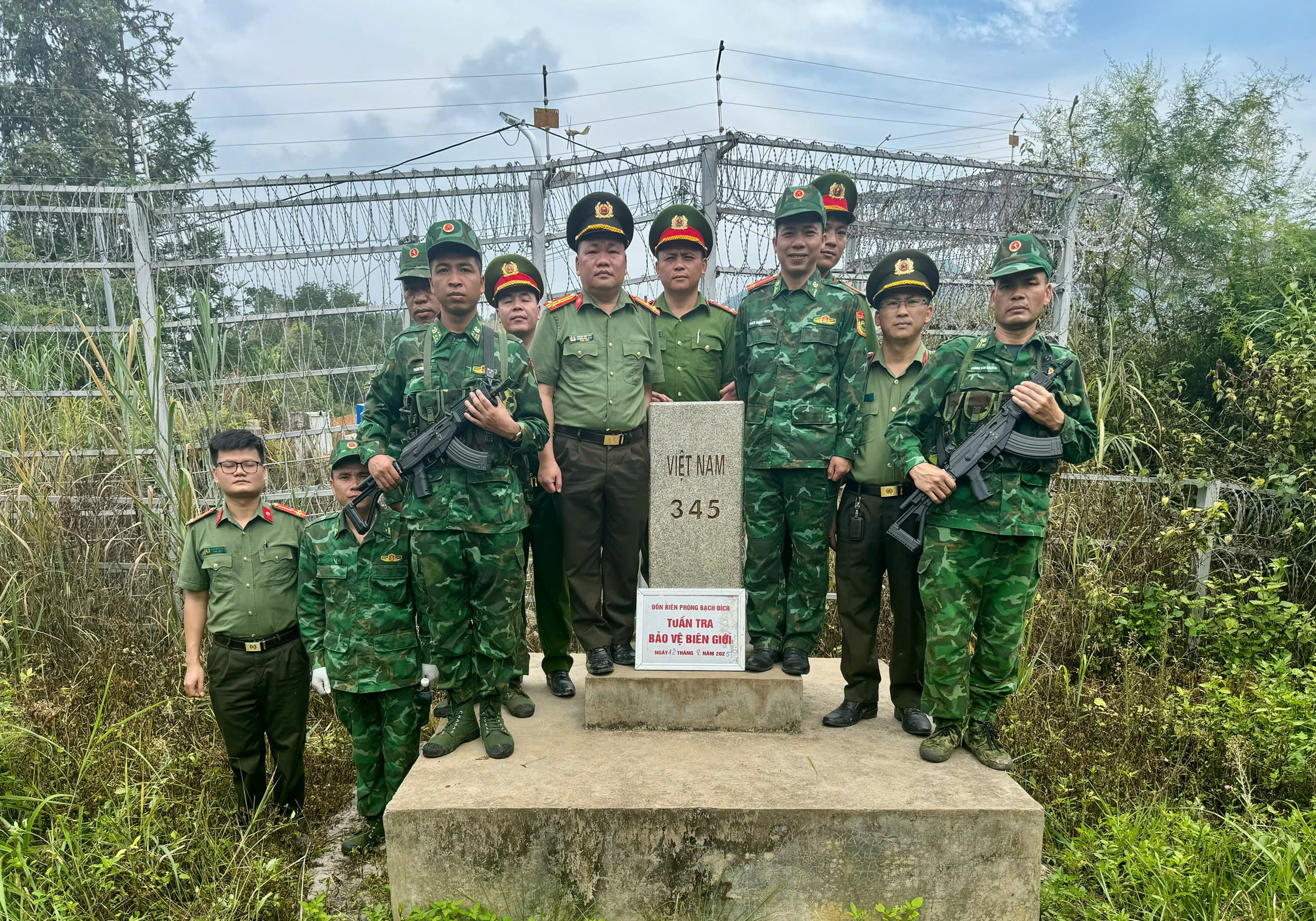 Tổ chức tuần tra liên lực lượng, nhằm bảo đảm an ninh trật tự trên tuyến biên giới xã Bạch Đích