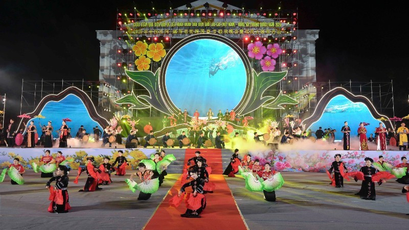 Vietnamese and Chinese localities organise cross-border art perfomance and people exchange