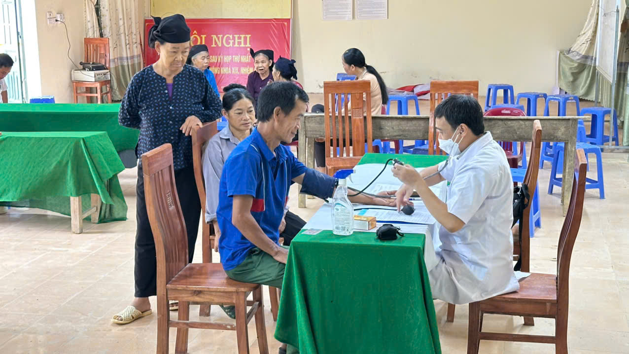 Trạm Y tế xã Thượng Nông tổ chức khám sức khỏe định kỳ cho người dân tại khu vực đi lại khó khăn thôn Nà Tà