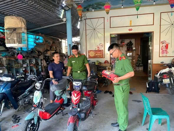 CÔNG AN XÃ TÂN MỸ TUYÊN TRUYỀN, HƯỚNG DẪN, KIỂM TRA AN TOÀN PCCC VÀ CNCH TẠI CÁC CƠ SỞ KINH DOANH, SỬA CHỮA XE ĐIỆN