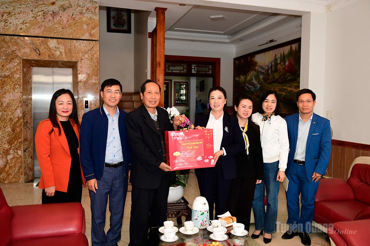 Phó Bí thư Thường trực Tỉnh ủy Lê Thị Kim Dung thăm, chúc Tết gia đình đồng chí nguyên Bí thư Đảng ủy Khối các cơ quan tỉnh