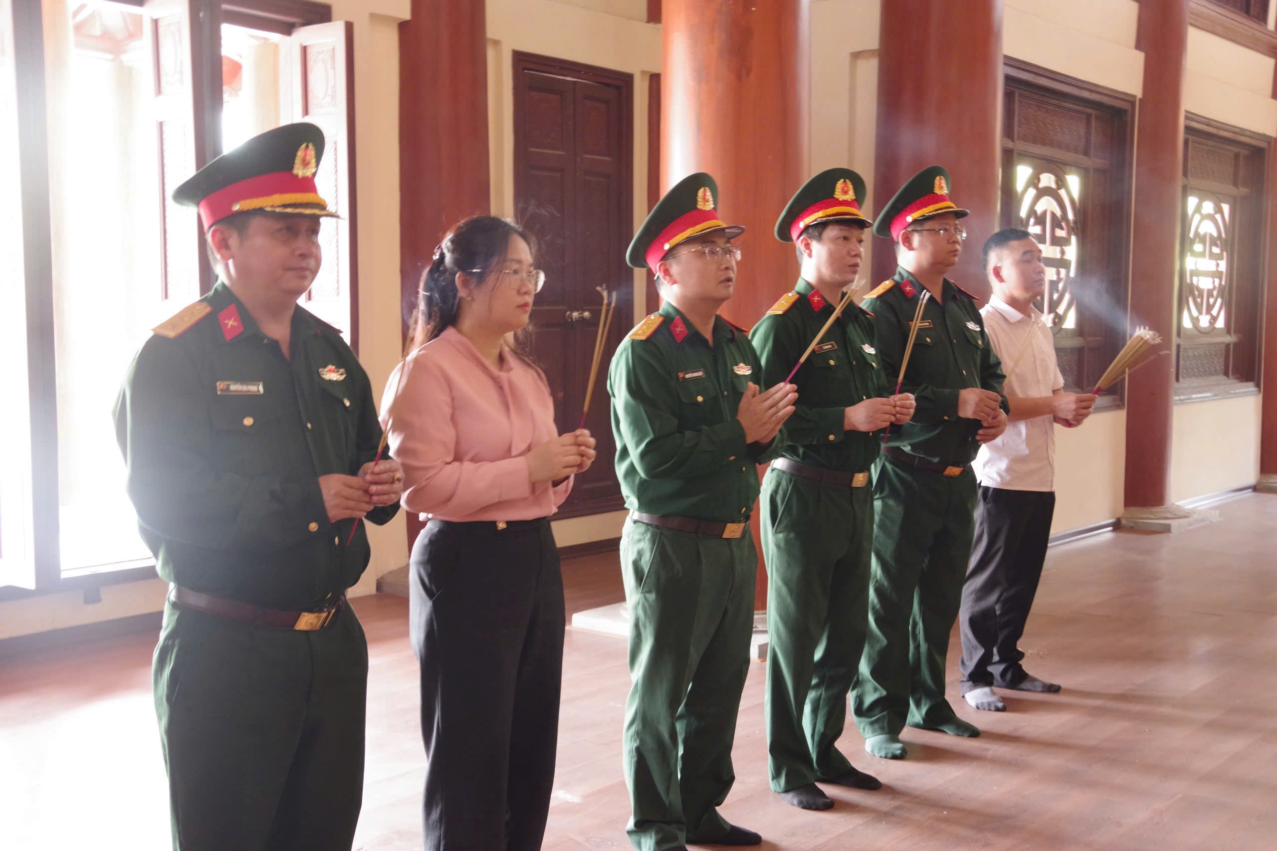 Khảo sát thực trạng mộ liệt sĩ chưa xác định được thông tin tại Nghĩa trang liệt sĩ phường Hà Giang 1.