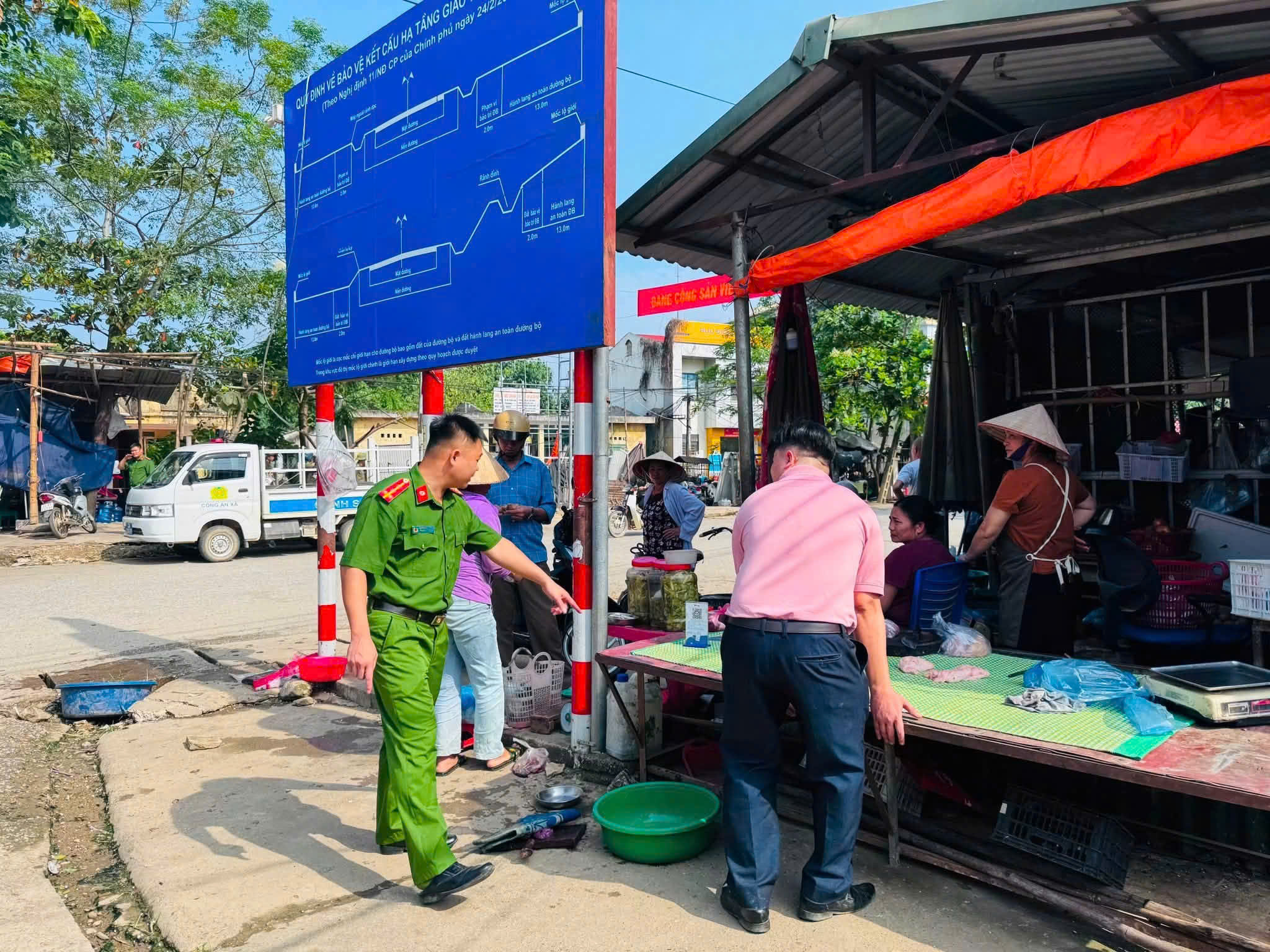 CÔNG AN XÃ XUÂN VÂN PHỐI HỢP GIẢI TỎA HÀNH LANG AN TOÀN GIAO THÔNG TRÊN TUYẾN QUỐC LỘ 2C