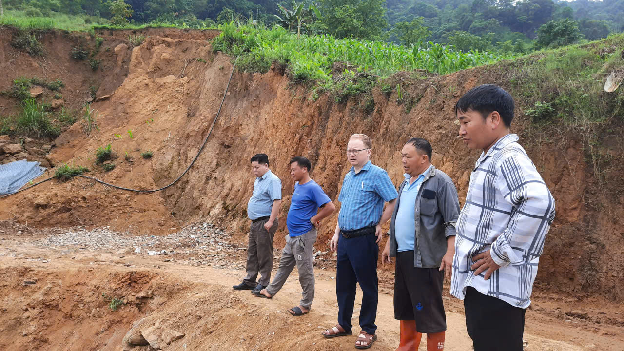              Chủ tịch UBND xã Giáp Trung Dương Khánh Phúc khảo sát tại thôn Phiền Sủi và thôn Lùng Ngòa