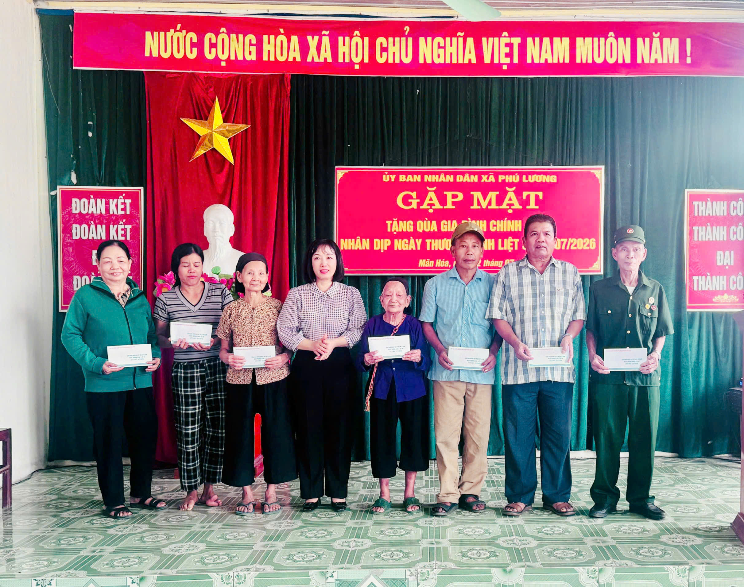 LÃNH ĐẠO XÃ PHÚ LƯƠNG THĂM HỎI, TẶNG QUÀ NGƯỜI CÓ CÔNG NHÂN DỊP KỶ NIỆM 79 NĂM NGÀY THƯƠNG BINH - LIỆT SĨ