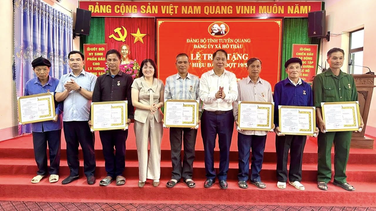 Đảng uỷ xã Hồ Thầu tổ chức trao tặng Huy hiệu Đảng đợt 19/5