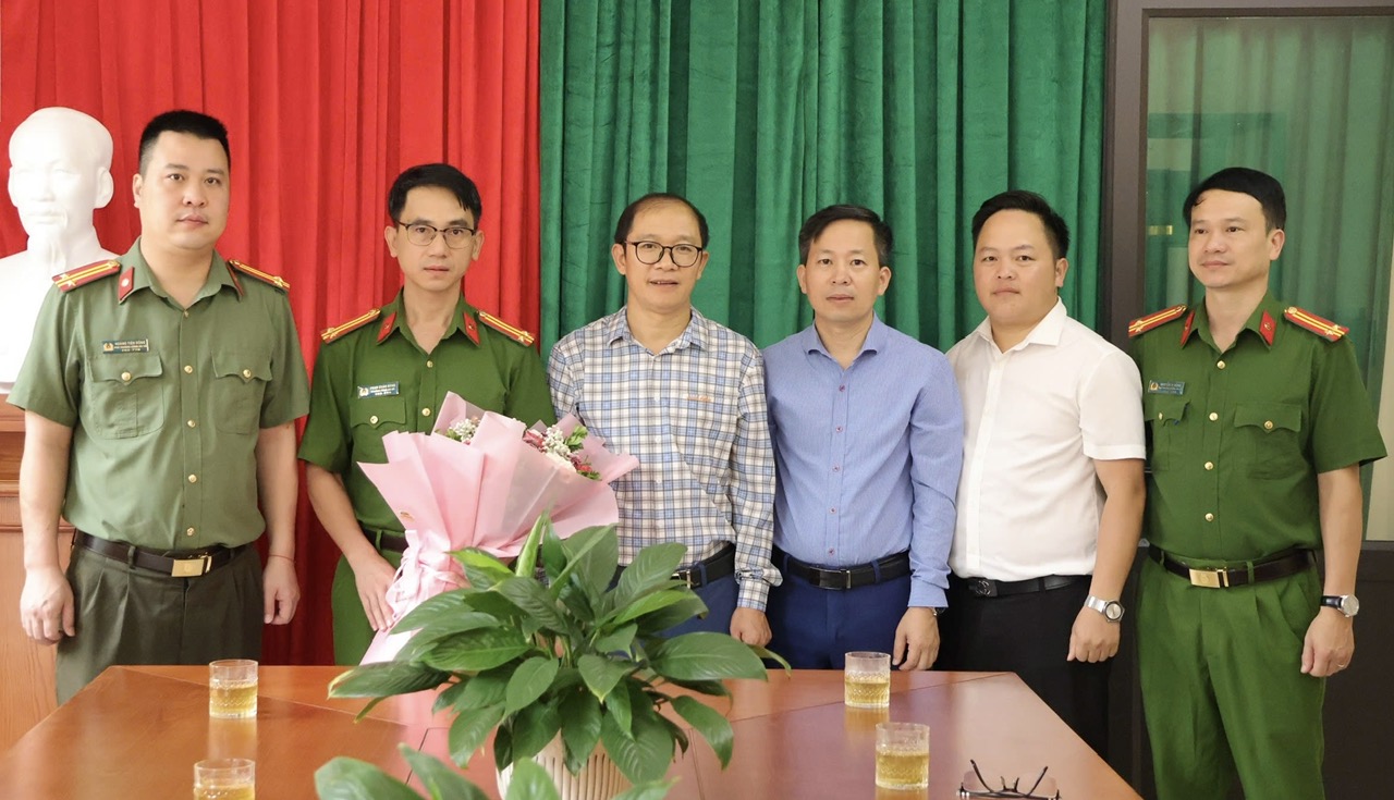 Lãnh đạo xã Sủng Máng thăm, chúc mừng Công an xã nhân Ngày truyền thống