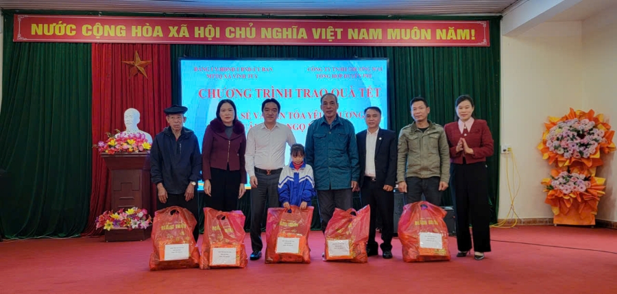 trao quà tết st 3.jpg