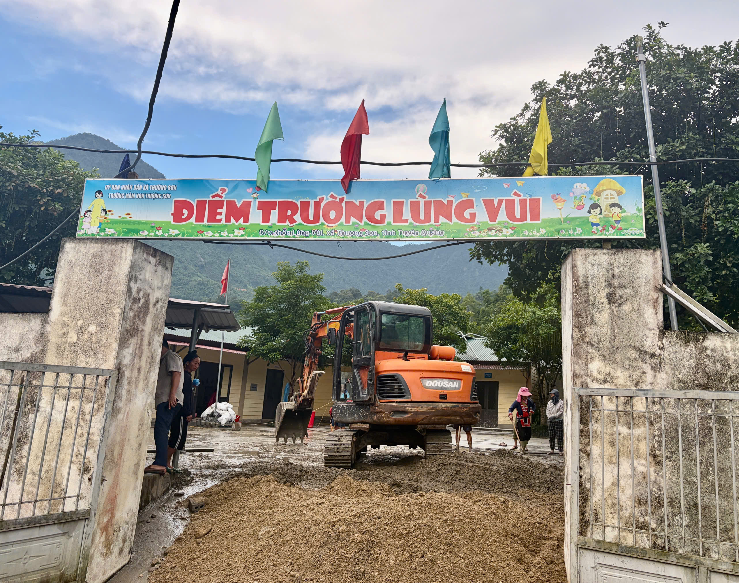 LÃNH ĐẠO XÃ KIỂM TRA CÔNG TÁC TU SỬA ĐIỂM TRƯỜNG MẦM NON LÙNG VÙI