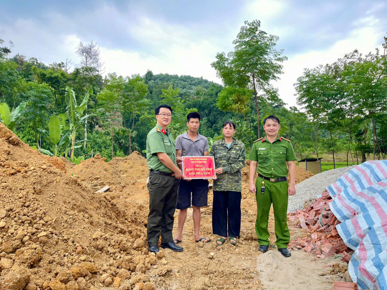 CÔNG AN XÃ MINH QUANG TÍCH CỰC CHUNG TAY XÓA NHÀ TẠM, DỘT NÁT