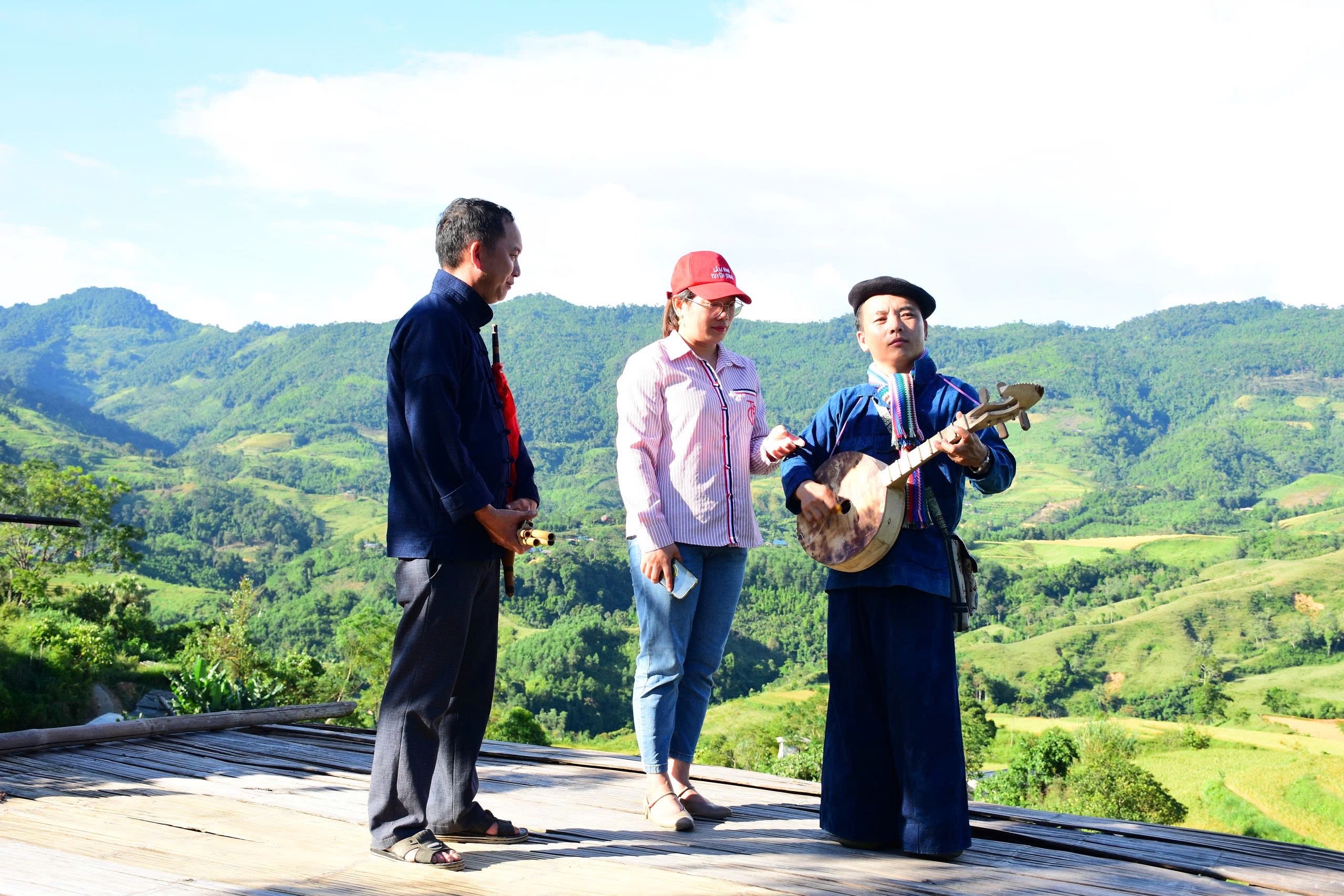 Du khách thích thú trải nghiệm mùa vàng trên những thửa ruộng bậc thang ở thôn Khuổi Trang, xã Lâm Bình