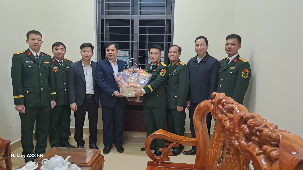 Thường trực Đảng ủy xã Tân Long thăm, chúc Tết lực lượng Công an, Quân sự, Y tế nhân dịp Xuân Bính Ngọ 2026
