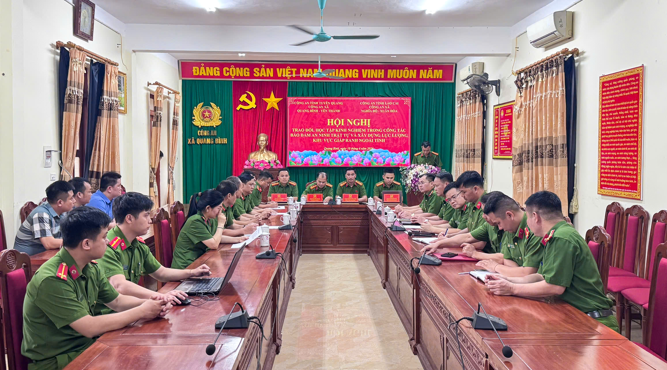 QUANG BÌNH: HỘI NGHỊ TRAO ĐỔI, HỌC TẬP KINH NGHIỆM TRONG CÔNG TÁC BẢO ĐẢM AN NINH, TRẬT TỰ VÀ XÂY DỰNG LỰC LƯỢNG CÔNG AN TẠI KHU VỰC GIÁP RANH
