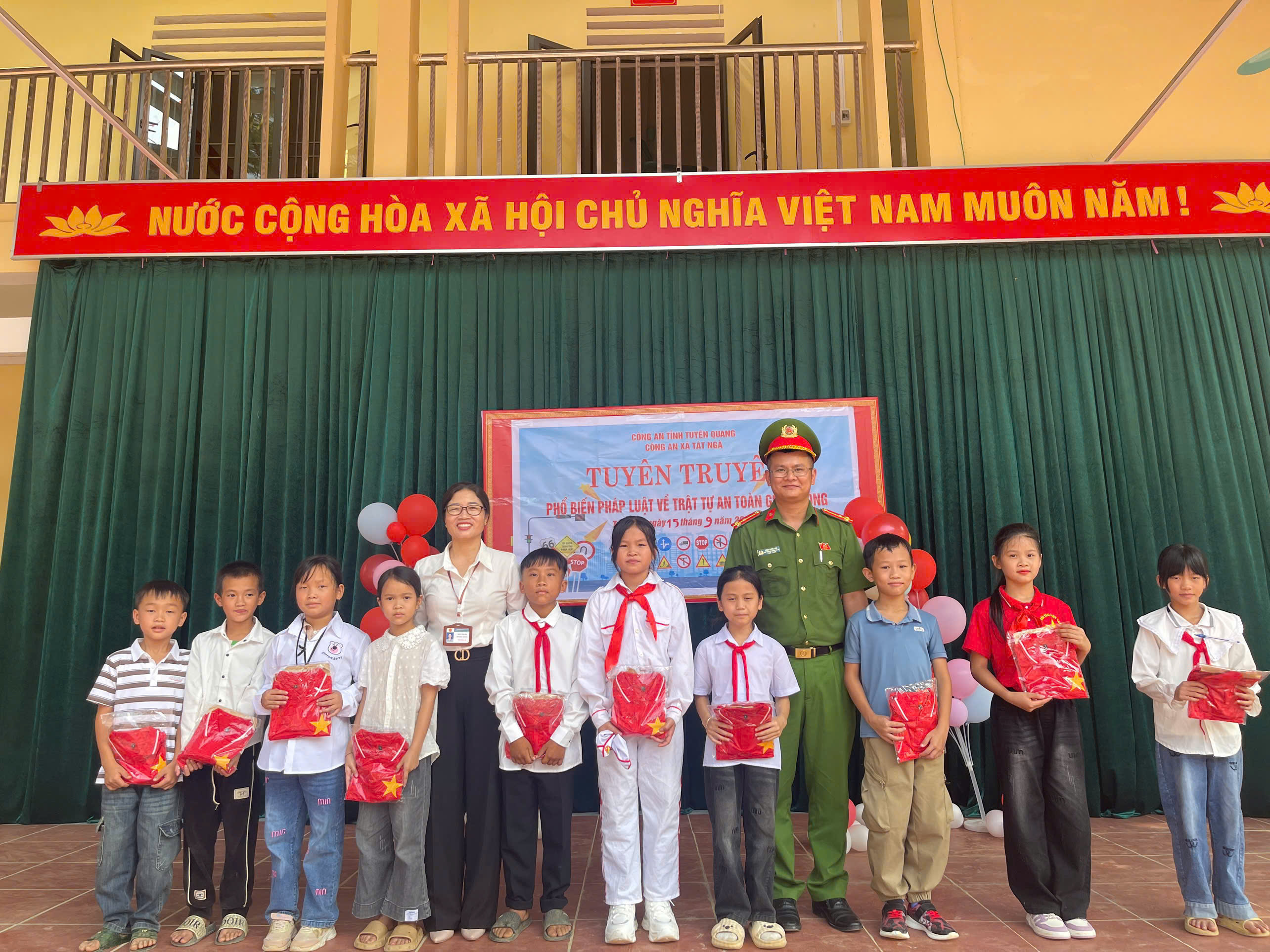 THÁNG CAO ĐIỂM AN TOÀN GIAO THÔNG CHO HỌC SINH ĐẾN TRƯỜNG