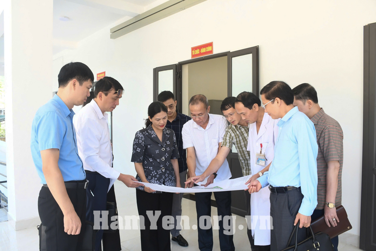 Đồng chí Phó Chủ tịch UBND tỉnh Vương Ngọc Hà kiểm tra tiến độ xây dựng Trung tâm Y tế khu vực Hàm Yên