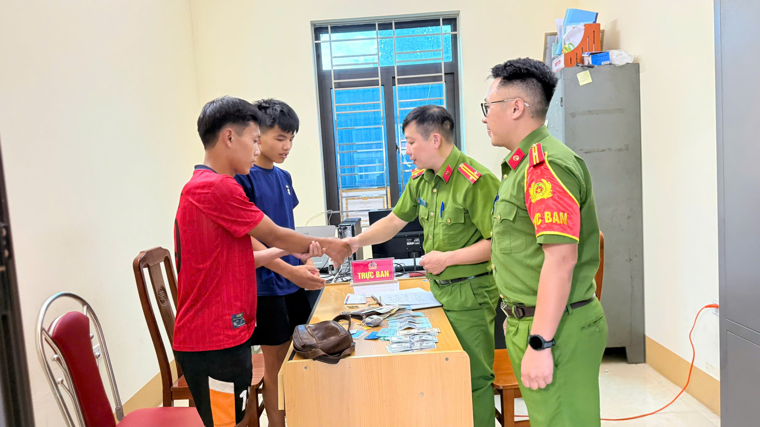 KỊP THỜI TRAO TRẢ GẦN 60 TRIỆU ĐỒNG CHO NGƯỜI DÂN ĐÁNH RƠI