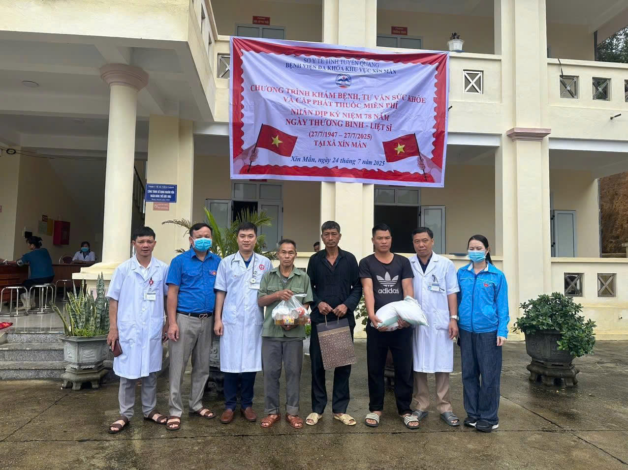 Bệnh viện Đa khoa khu vực Xín Mần tổ chức khám bệnh, cấp phát thuốc miễn phí và tặng quà cho gia đình chính sách nhân kỷ niệm 78 năm ngày Thương binh, Liệt sĩ