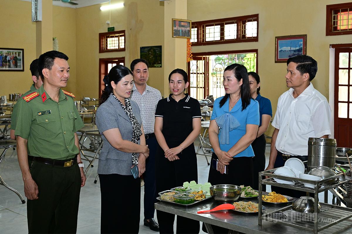 Phó Chủ tịch UBND tỉnh Vương Ngọc Hà thăm, động viên, làm việc với các trường trước Kỳ thi Tốt nghiệp THPT