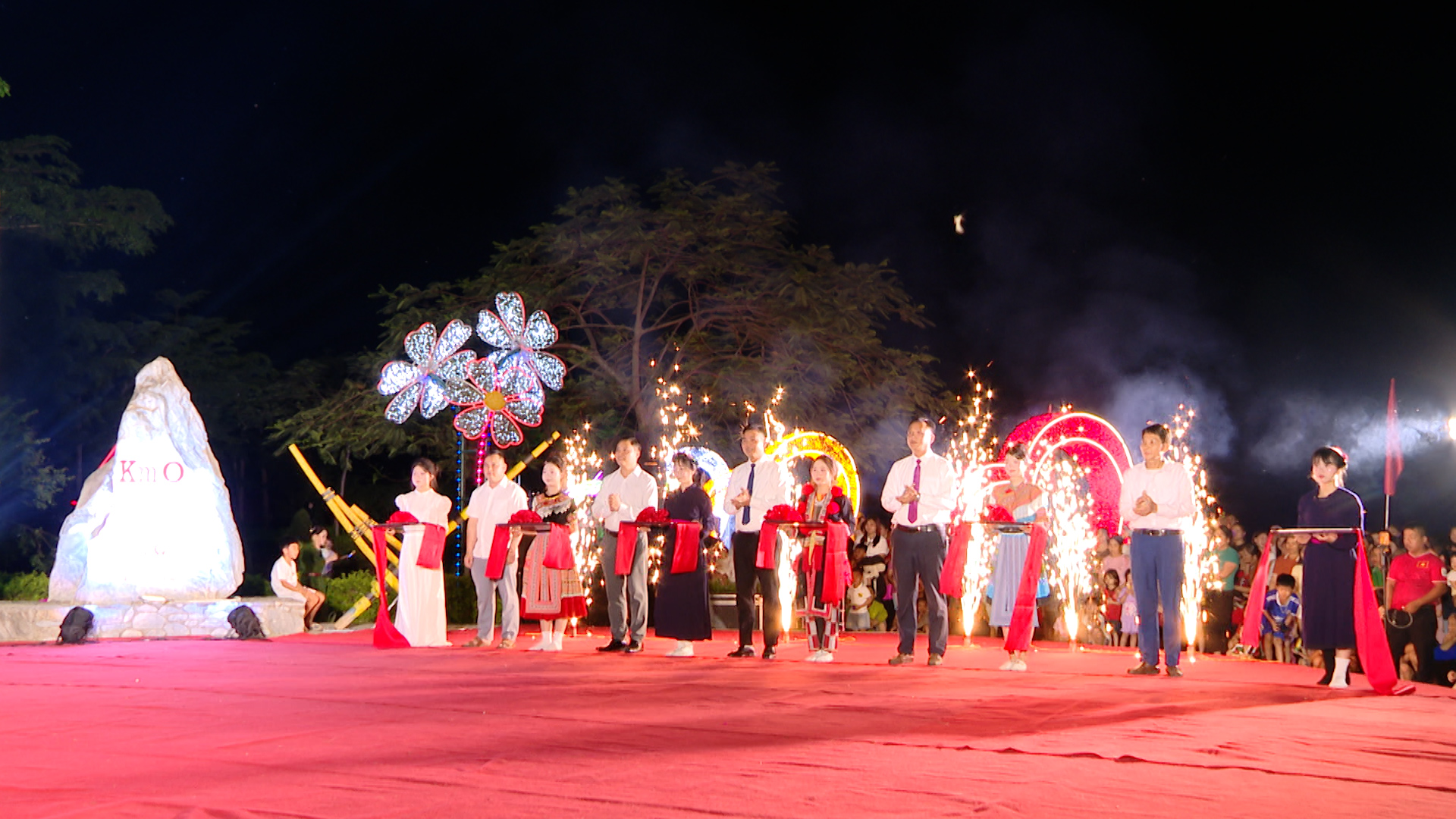 Xã Lâm Bình tổ chức chương trình nghệ thuật, khánh thành điểm check-in Km0 và công bố sản phẩm du lịch mới chèo thuyền kayak trên dòng suối Nặm Chang