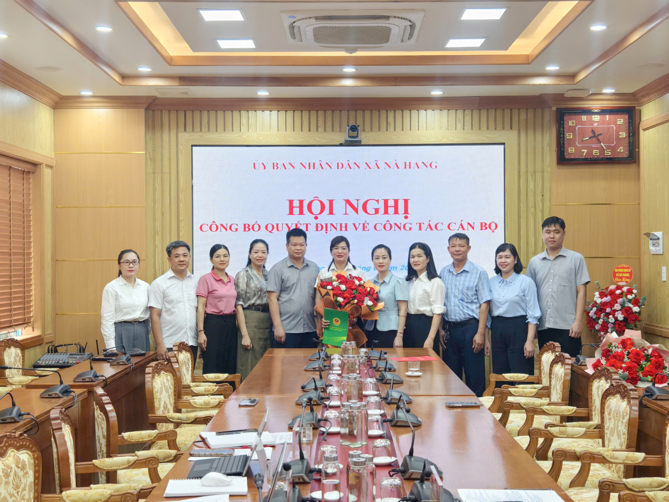 Công bố Quyết định bổ nhiệm Giám đốc Trung tâm Phục vụ hành chính công xã Nà Hang