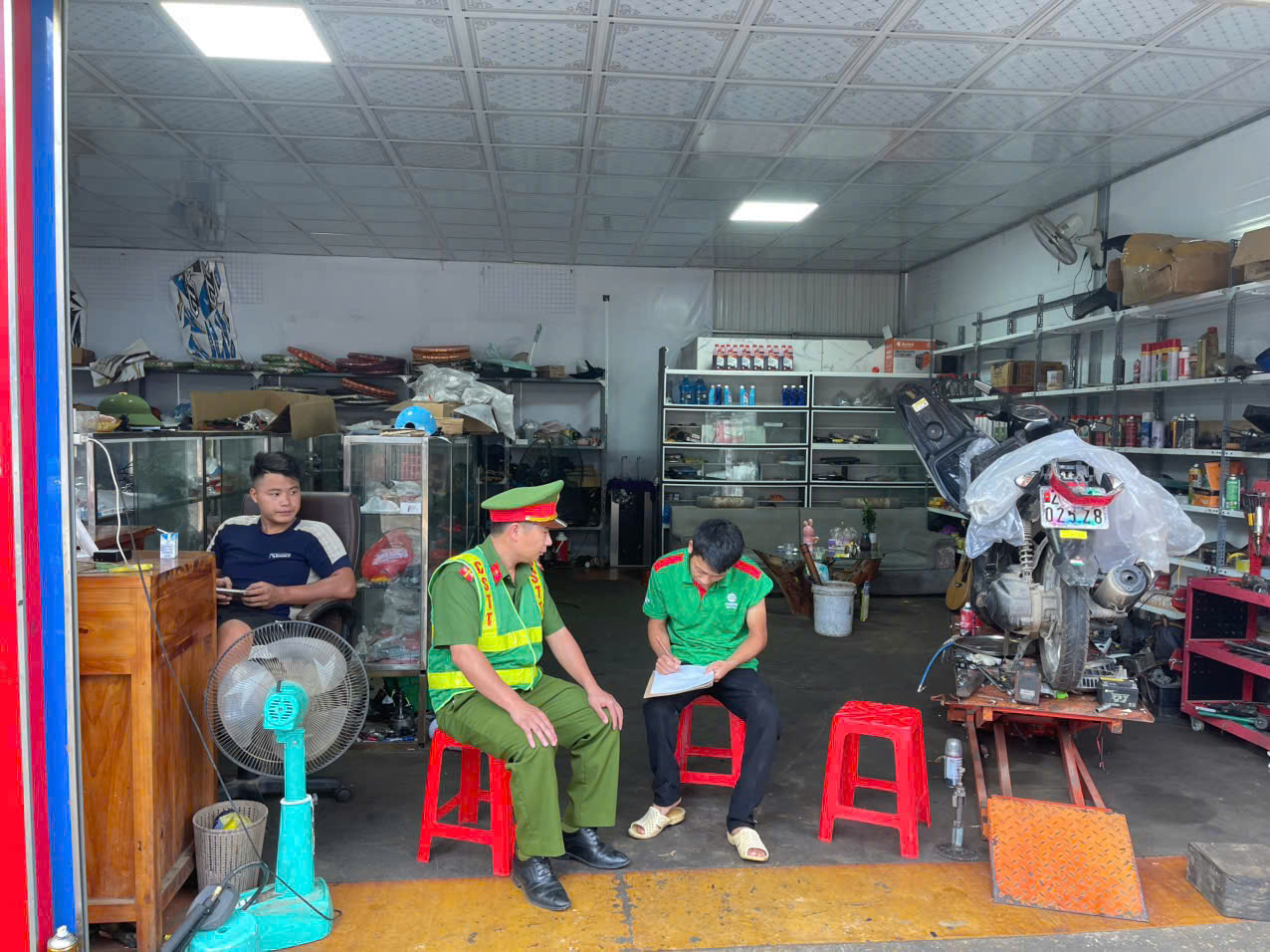 CÔNG AN XÃ ĐỒNG VĂN TĂNG CƯỜNG PHÒNG NGỪA VI PHẠM LIÊN QUAN ĐẾN XE ĐIỆN, XE GẮN MÁY DƯỚI 50CM³