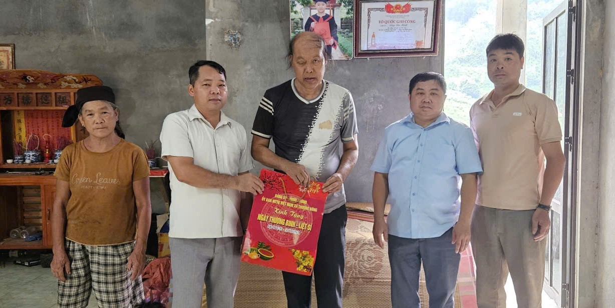 tang qu&agrave; huyện 1 mới 2.jpg