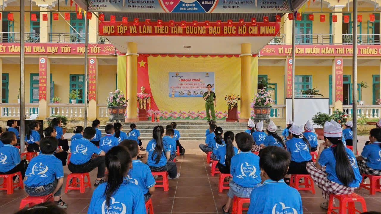TUYÊN TRUYỀN PHỔ BIẾN GIÁO DỤC PHÁP LUẬT VÀ TRẬT TỰ AN TOÀN GIAO THÔNG CHO HỌC SINH TRÊN ĐỊA BÀN XÃ YÊN PHÚ