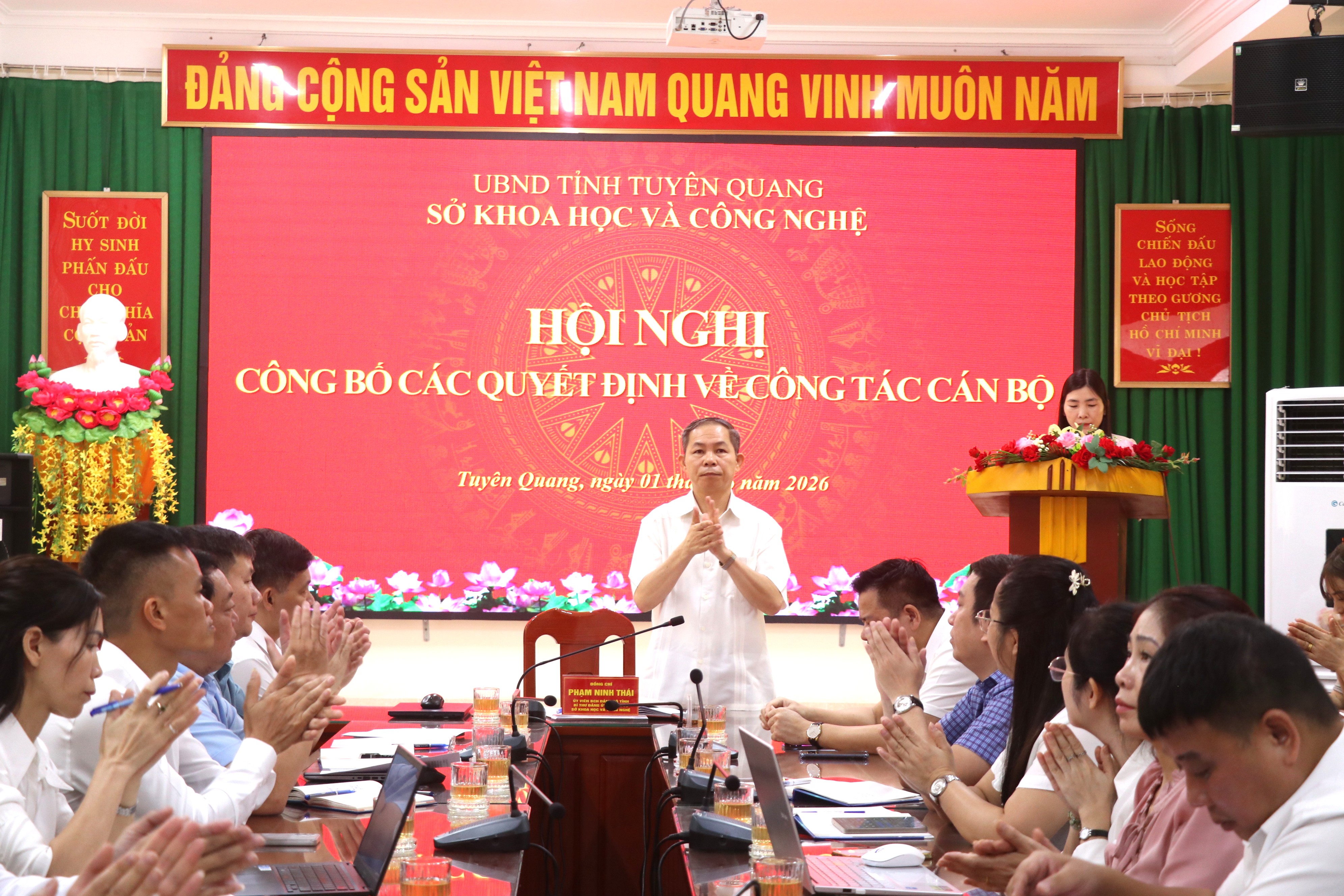 Công bố các quyết định về công tác cán bộ thuộc thẩm quyền của Giám đốc Sở