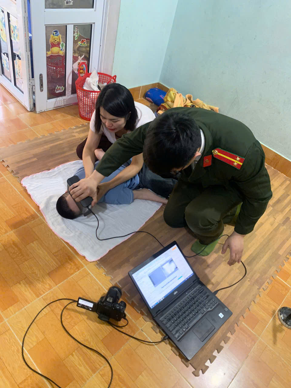 CÔNG AN XÃ HOÀNG SU PHÌ ĐẾN TẬN NHÀ HỖ TRỢ CẤP CĂN CƯỚC CHO TRẺ EM KHUYẾT TẬT