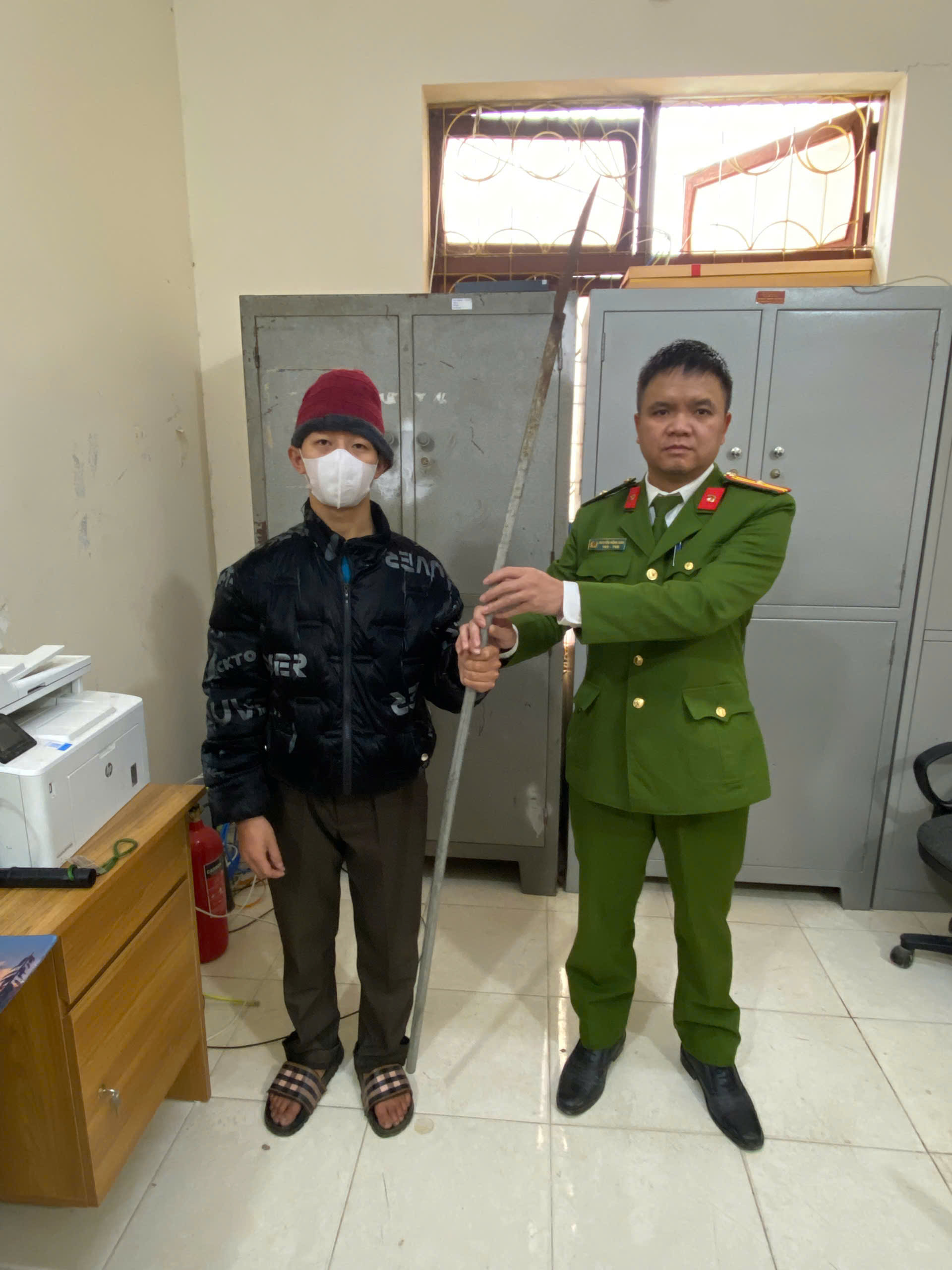 CÔNG AN XÃ ĐỒNG VĂN: TUYÊN TRUYỀN VẬN ĐỘNG NHÂN DÂN THU HỒI VŨ KHÍ, VẬT LIỆU NỔ, CCHT