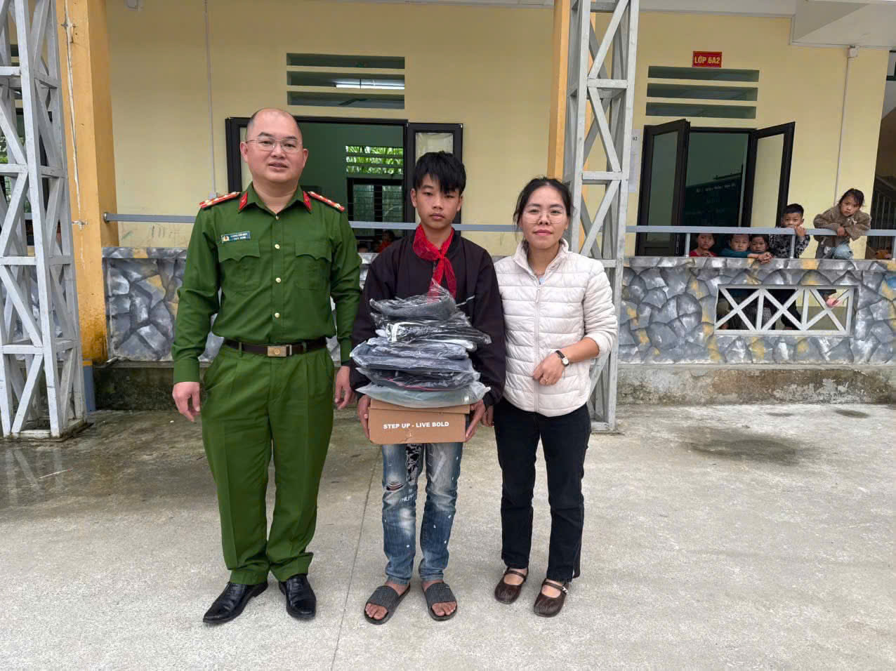ĐỒNG HÀNH CÙNG CON NUÔI CÔNG AN XÃ – CHÀO ĐÓN NĂM HỌC MỚI