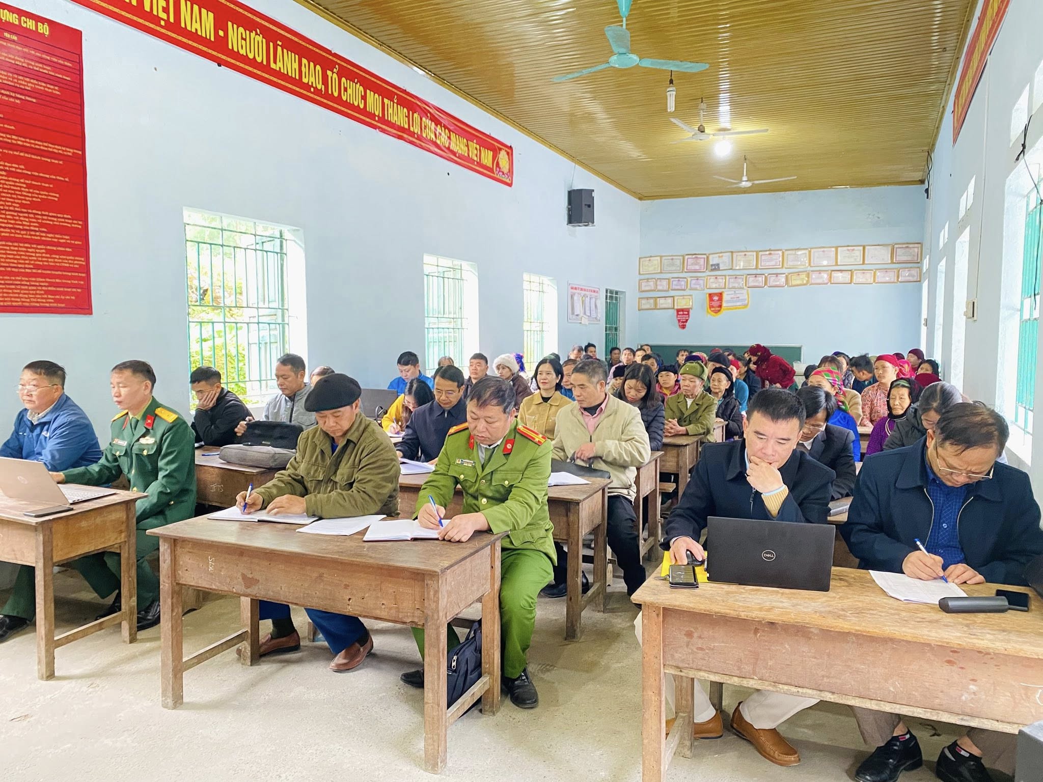 HỘI NGHỊ TIẾP XÚC, ĐỐI THOẠI TRỰC TIẾP GIỮA THƯỜNG TRỰC ĐẢNG ỦY, HĐND, UBND XÃ VỚI NHÂN DÂN THÔN SÉO LỦNG II