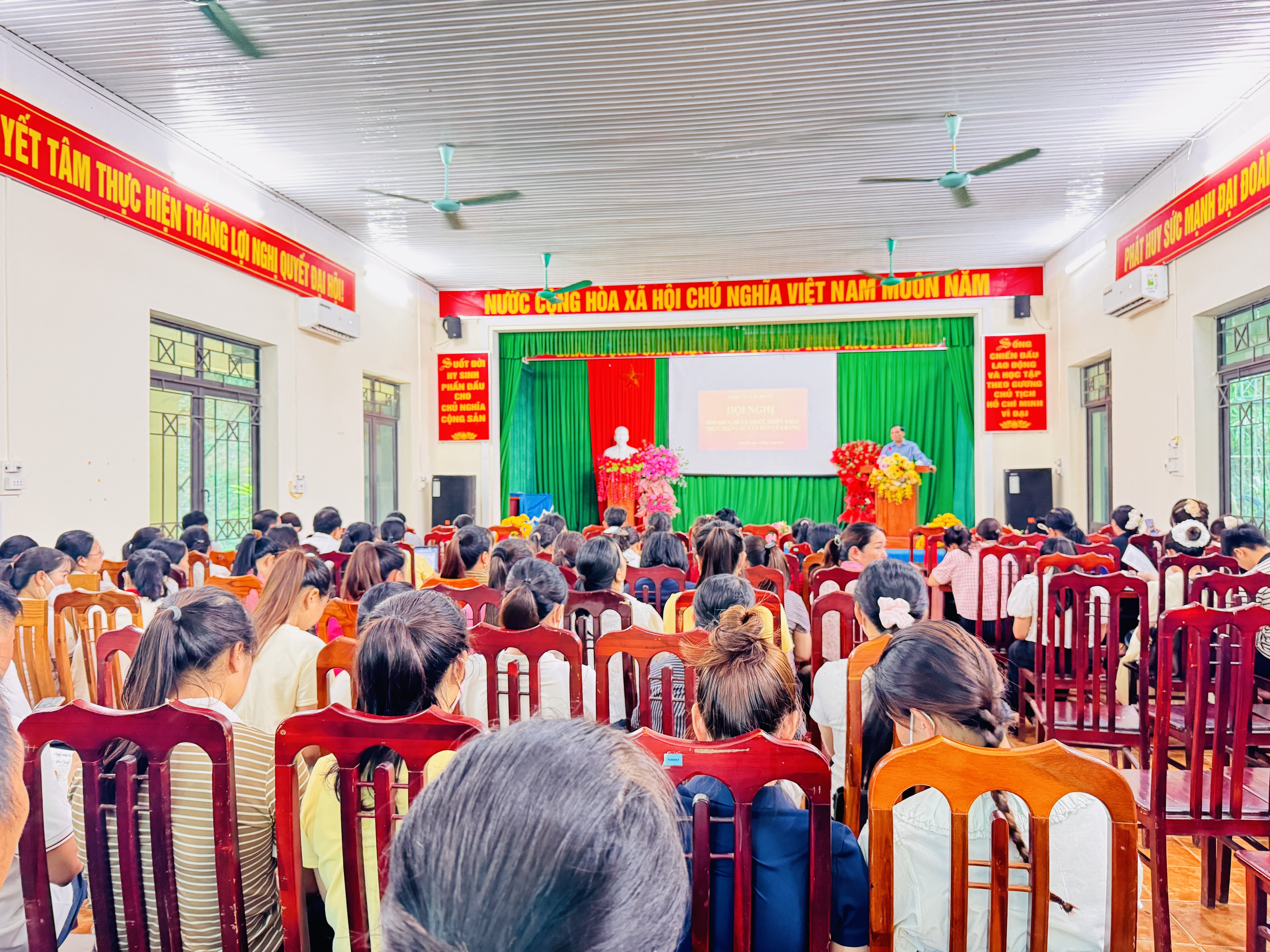 XÃ XUÂN VÂN TỔ CHỨC HỘI NGHỊ PHỔ BIẾN, QUÁN TRIỆT, TRIỂN KHAI THỰC HIỆN CÁC VĂN BẢN CỦA ĐẢNG