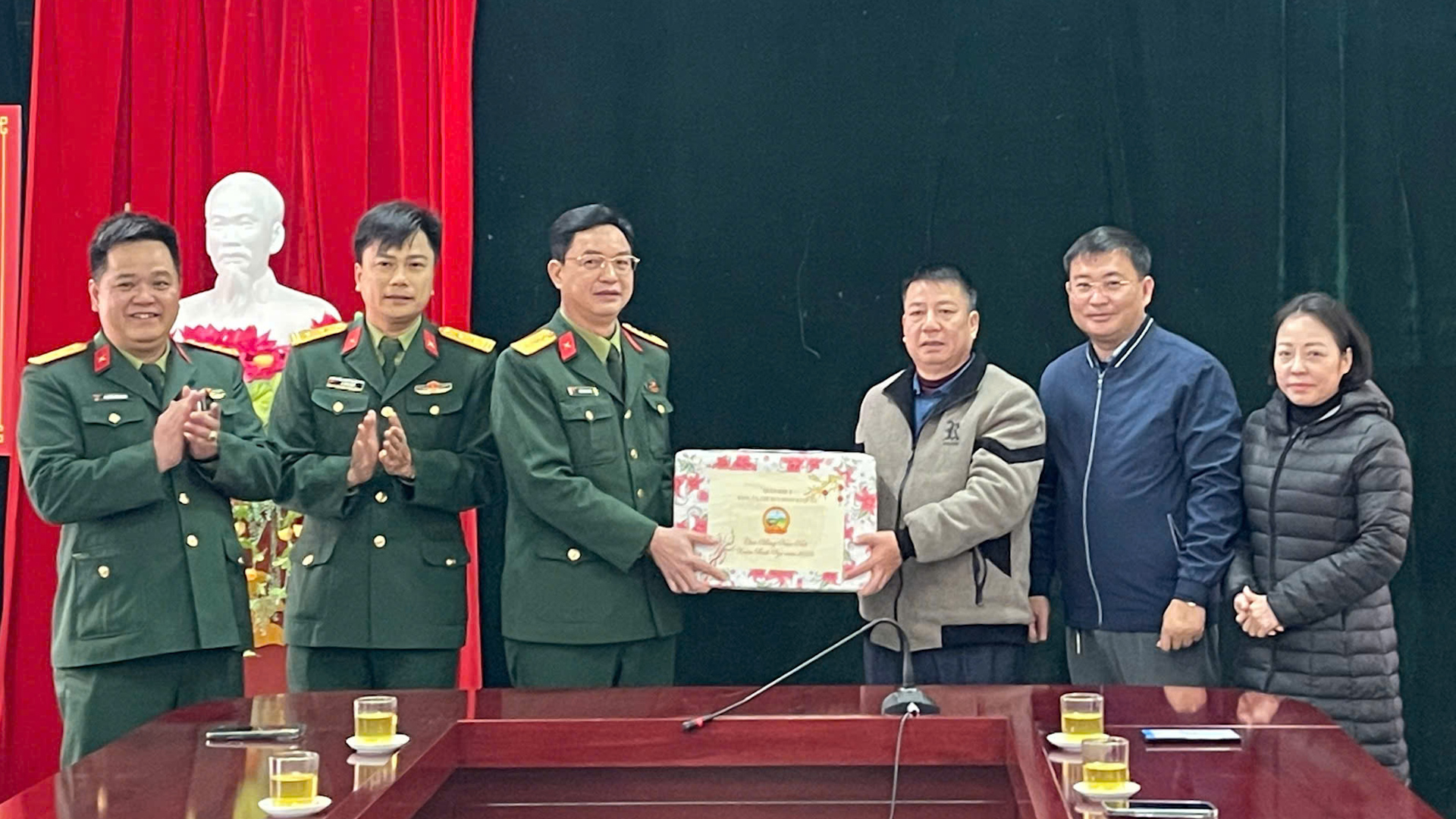 ĐOÀN KINH TẾ - QUỐC PHÒNG 313 THĂM, CHÚC TẾT VÀ TẶNG QUÀ XÃ BẢN MÁY