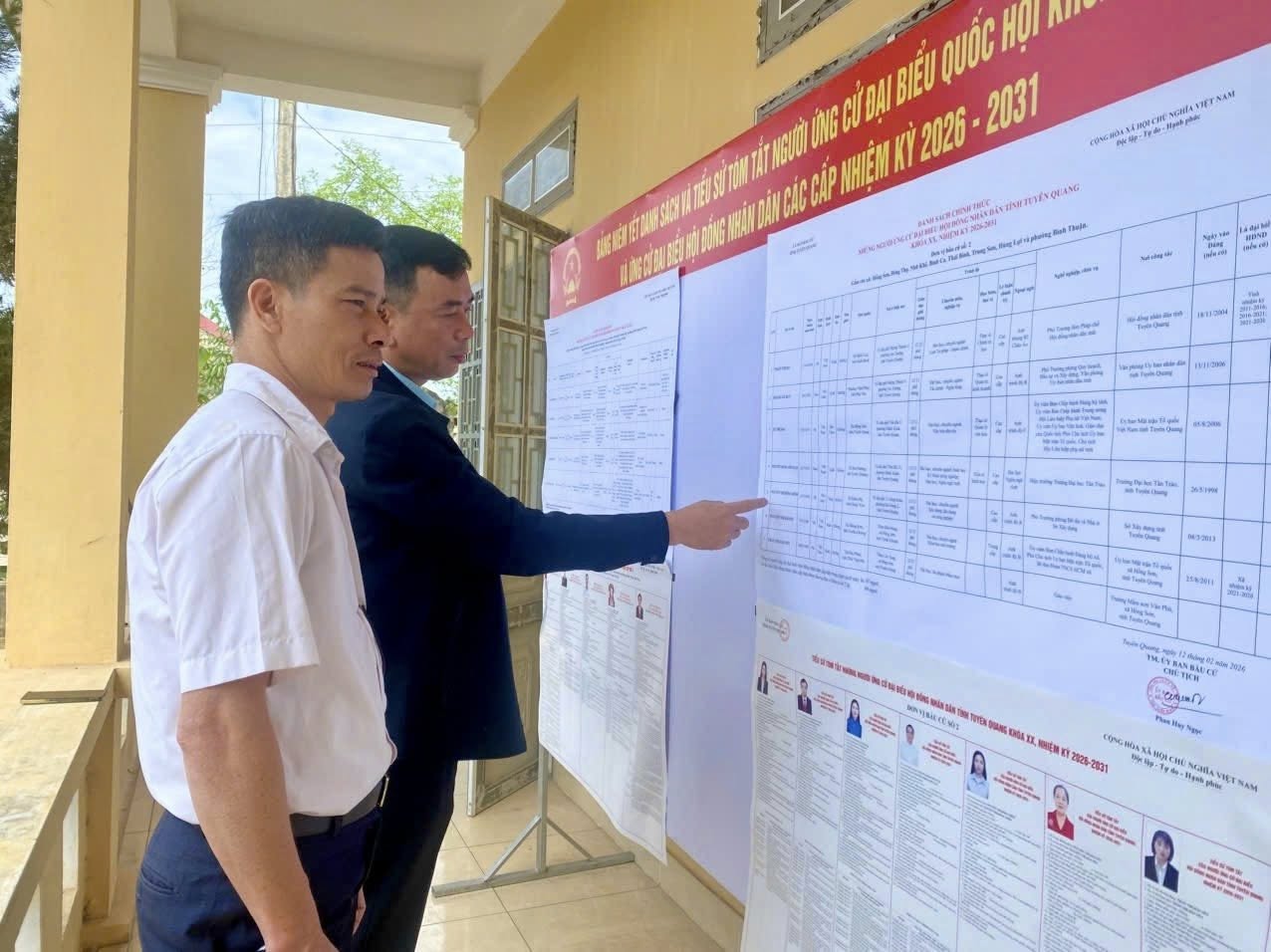 Đồng chí Phó Bí thư Đảng uỷ, Chủ tịch UBND xã kiểm tra công tác chuẩn bị bầu cử